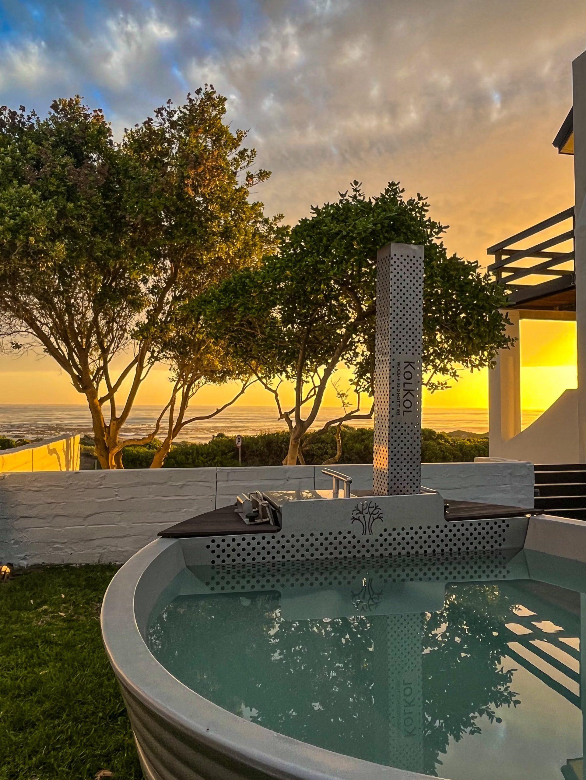 Storkereden: Hot tub at golden-hour sunset with trees and sea
