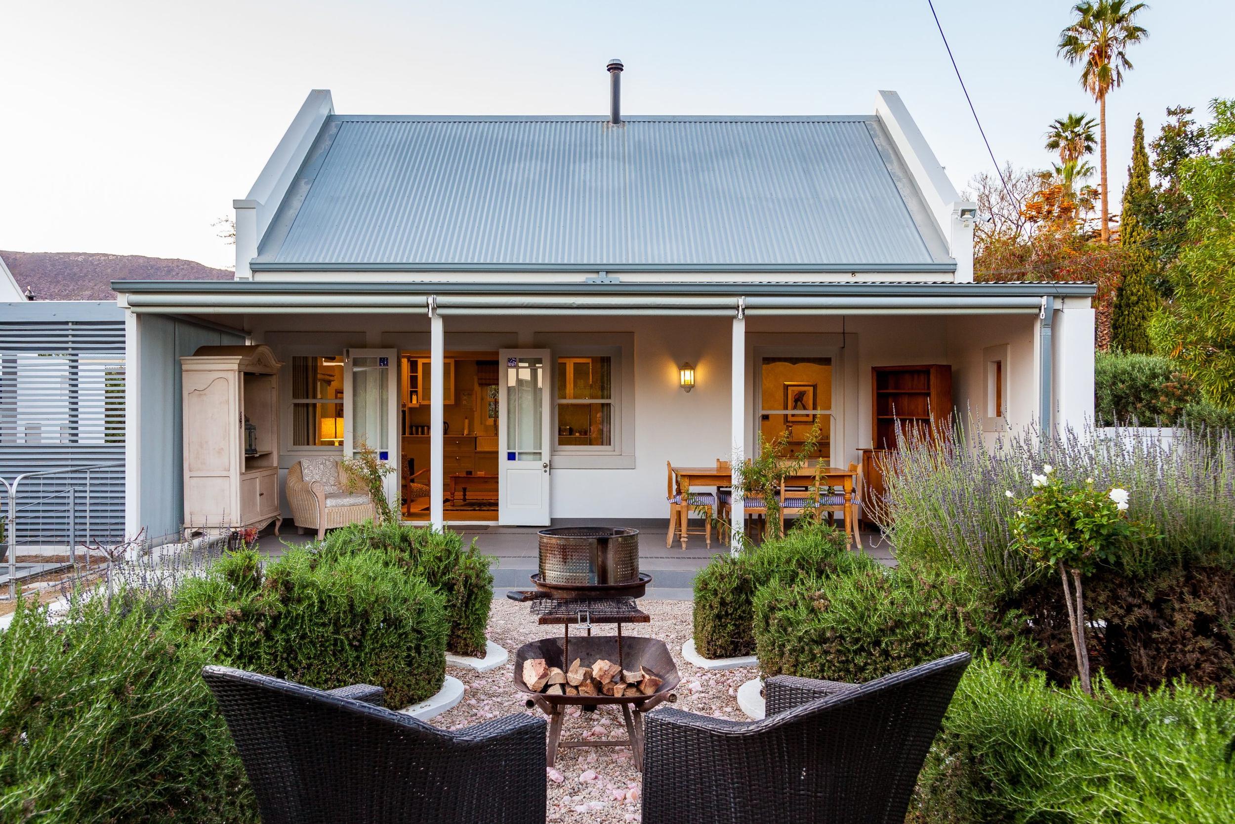 Kanon Cottage at Karoo View: Plunge pool with champagne charcuterie board, mountain sunset behind