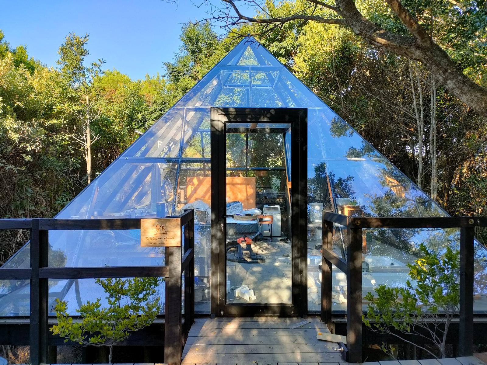 The Pyramid at Misty Mountain Reserve: Covered outdoor hot tub on deck among forest trees