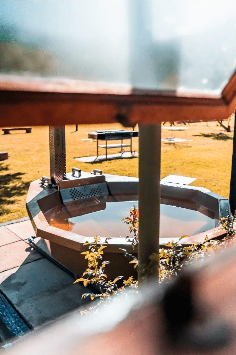 Blombos Cottage at Bokrivier: a wood-fired hot tub on the deck